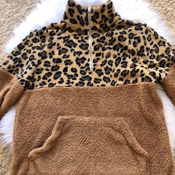 Sherpa half zip leopard pullover NWOT size M - Picture 3 of 3